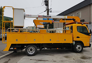 高空作業車平台與作業臂照片